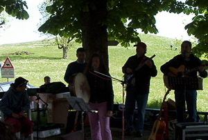 I lazy bed in concerto nel cerchio di alberi.